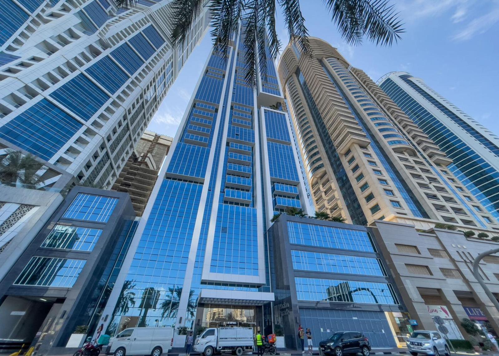 Dream Inn Apartments - Marina Arcade Tower Дубай Екстериор снимка